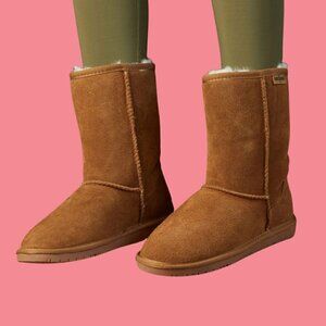 Minnetonka Sheepskin Lined Suede Boots - Size 9 | Cozy Winter Essential! 🔥